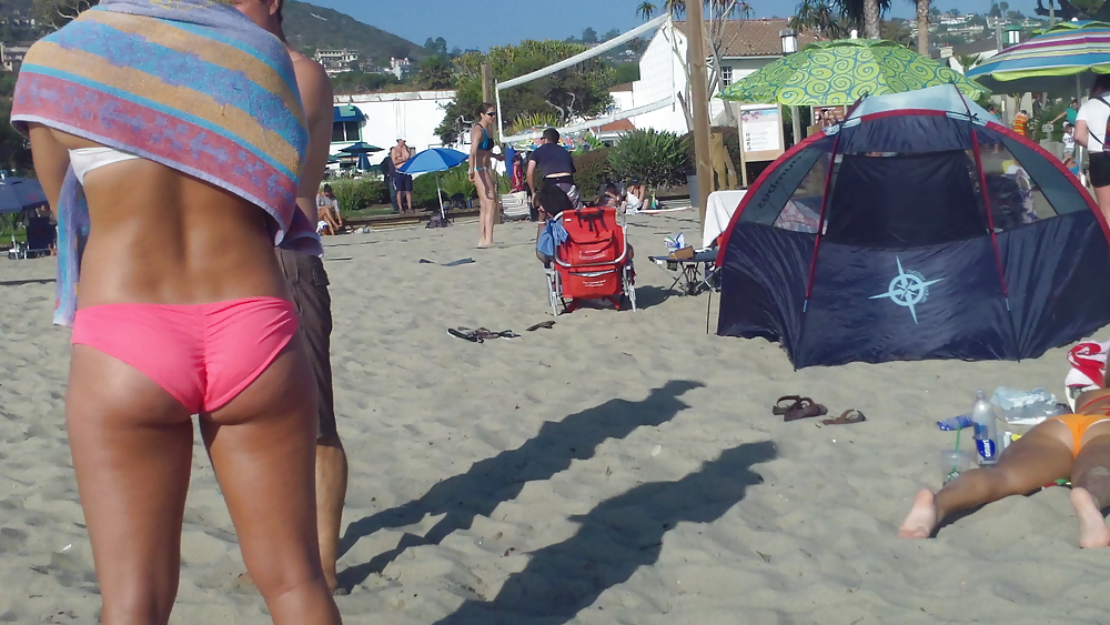 Chiappe e culi in bikini sulla spiaggia parte 3
 #11940631