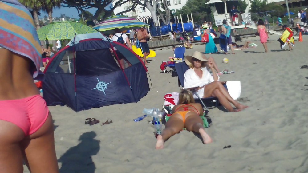 Traseros y culos en bikini en la playa parte 3
 #11940887