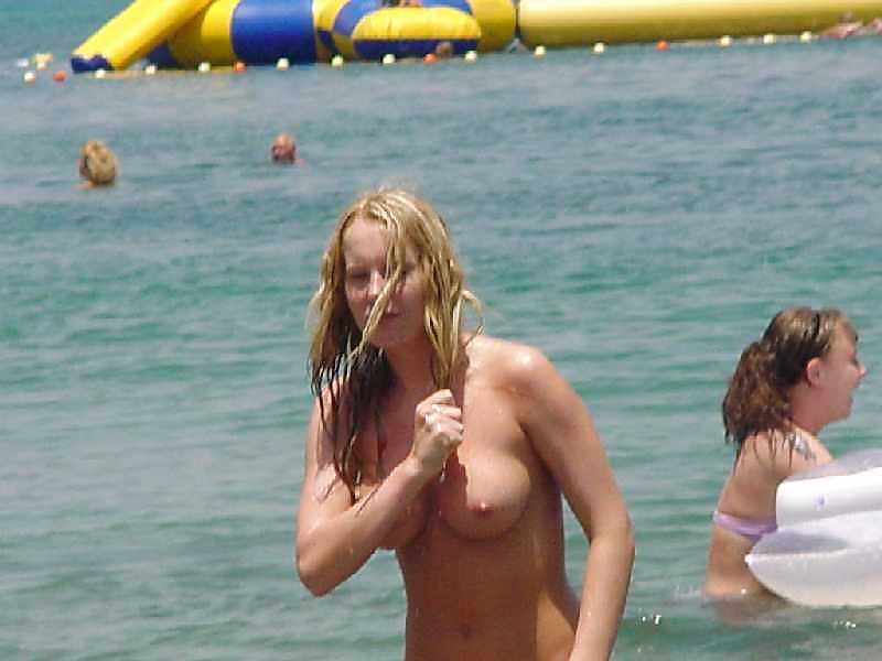 Ragazze nude sulla spiaggia
 #11112576