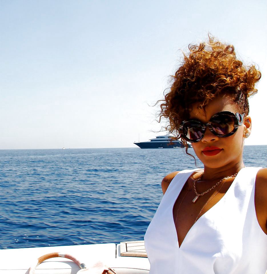 Rihanna, vacaciones nov 2011, bikini, fotos de culo
 #6817023