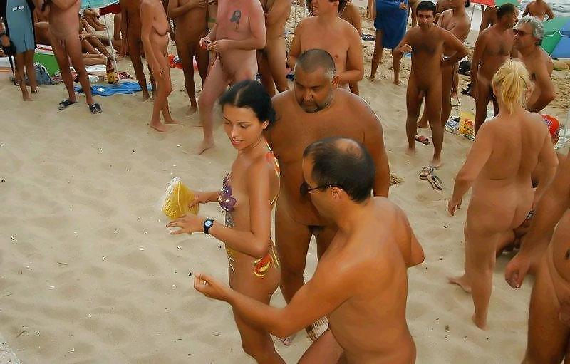 Divertimento sulla spiaggia nuda
 #4359479