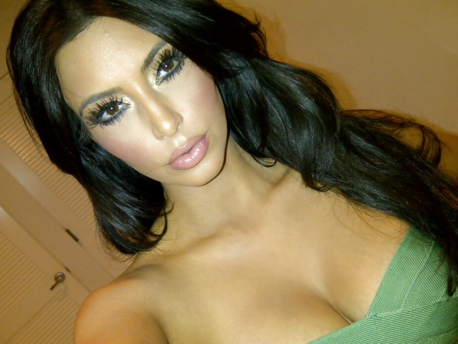 Kim Kardashian 2011 Twit Photos #4627785