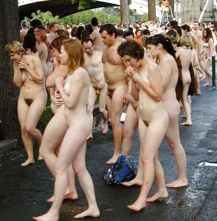 Mezcla desnuda en público 2
 #10762187