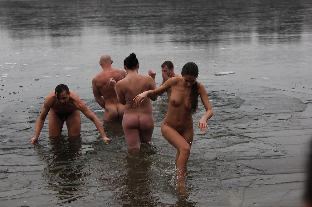 Froid De L'hiver Nudiste #13416657