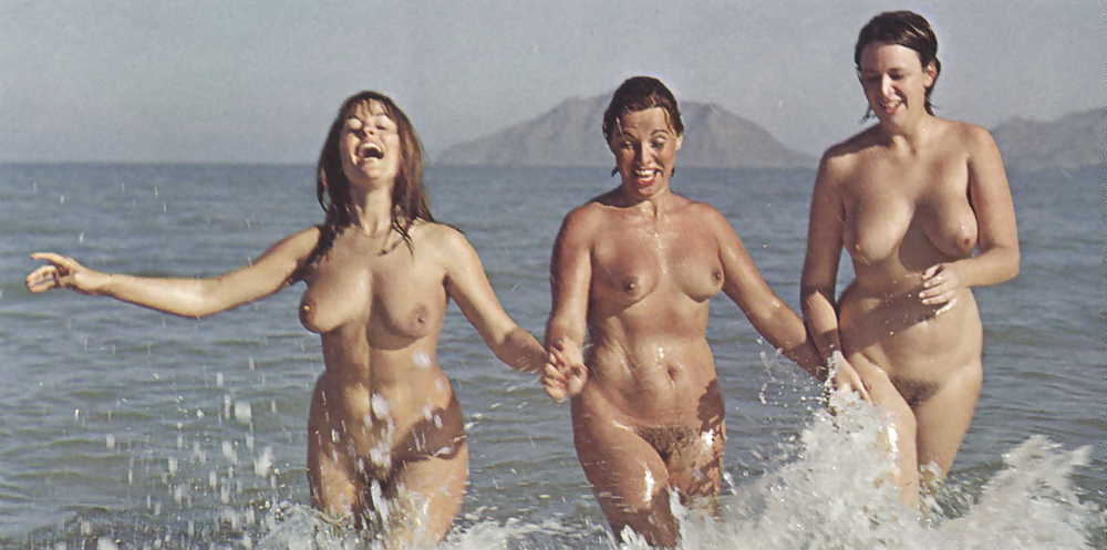 Nudistas naturistas flash público al aire libre #19
 #18015062