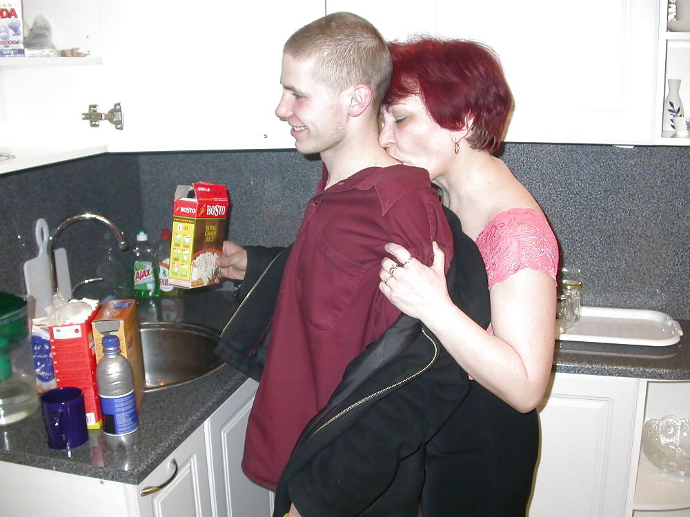 台所でのお母さんと男の子 
 #3765190
