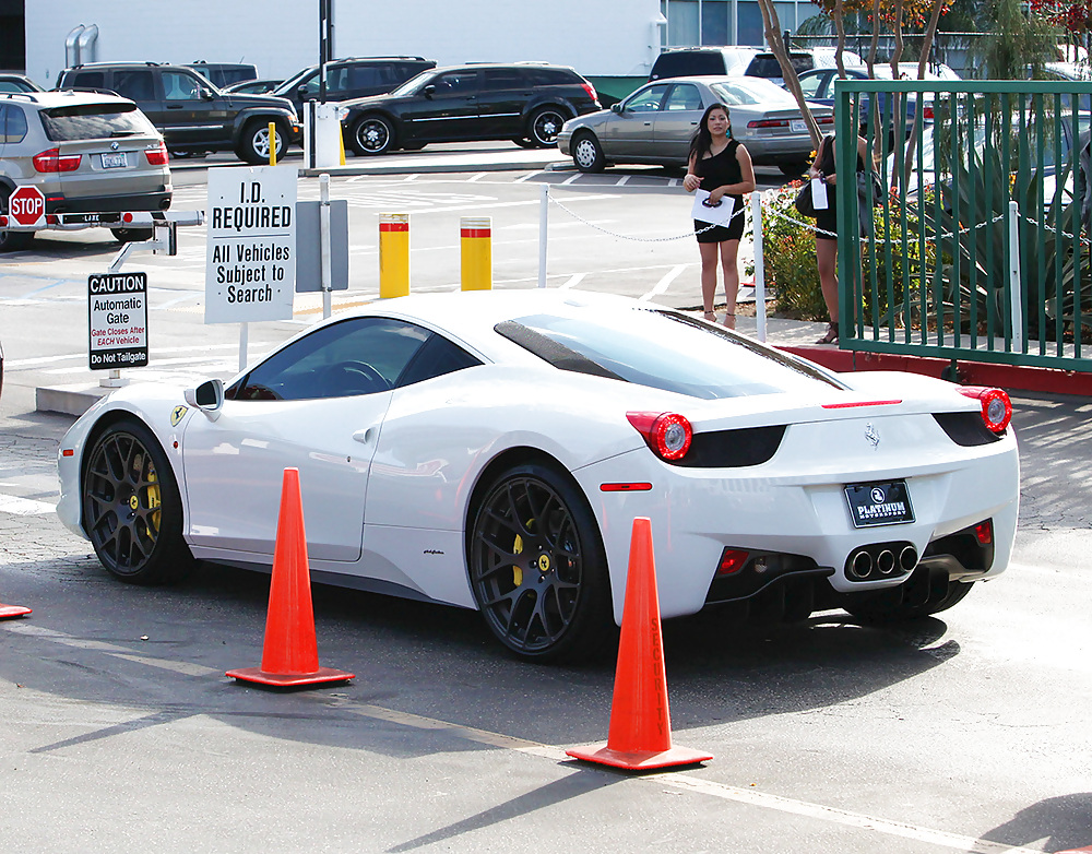 Kim Kardashian - Clivage Lors De L'achat D'une Voiture à Los Angeles #5715628