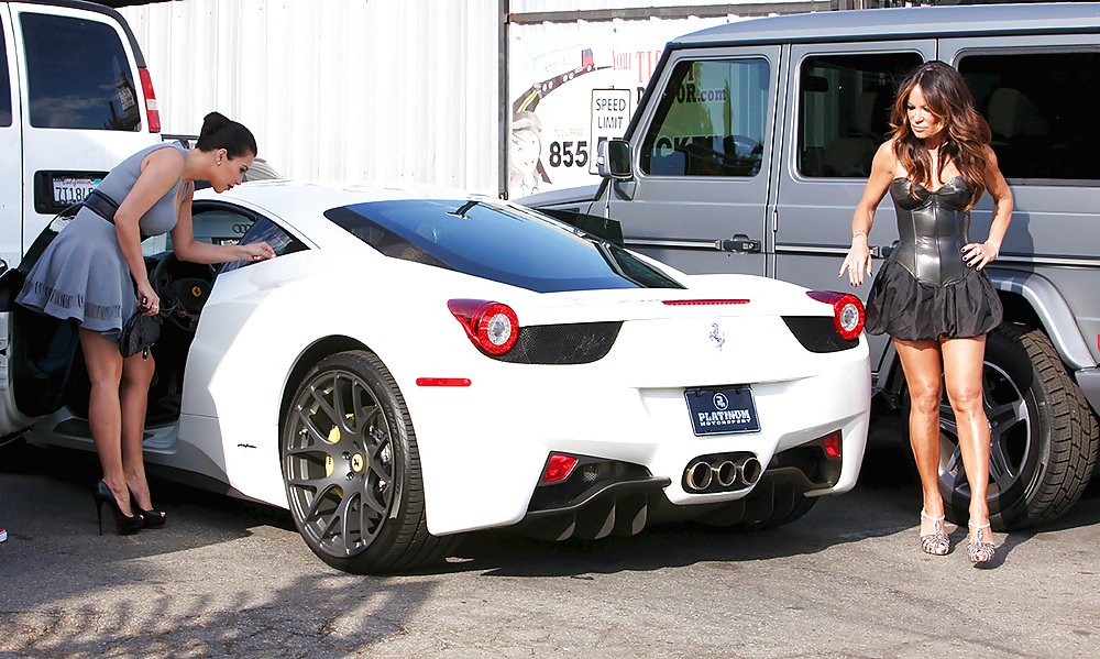 Kim Kardashian - Spaltung, Während Ein Auto In Los Angeles Zu Kaufen #5715660