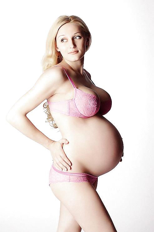妊娠中の女性がランジェリーでセクシーに
 #21711589