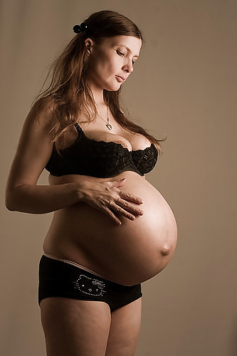 妊娠中の女性がランジェリーでセクシーに
 #21711592