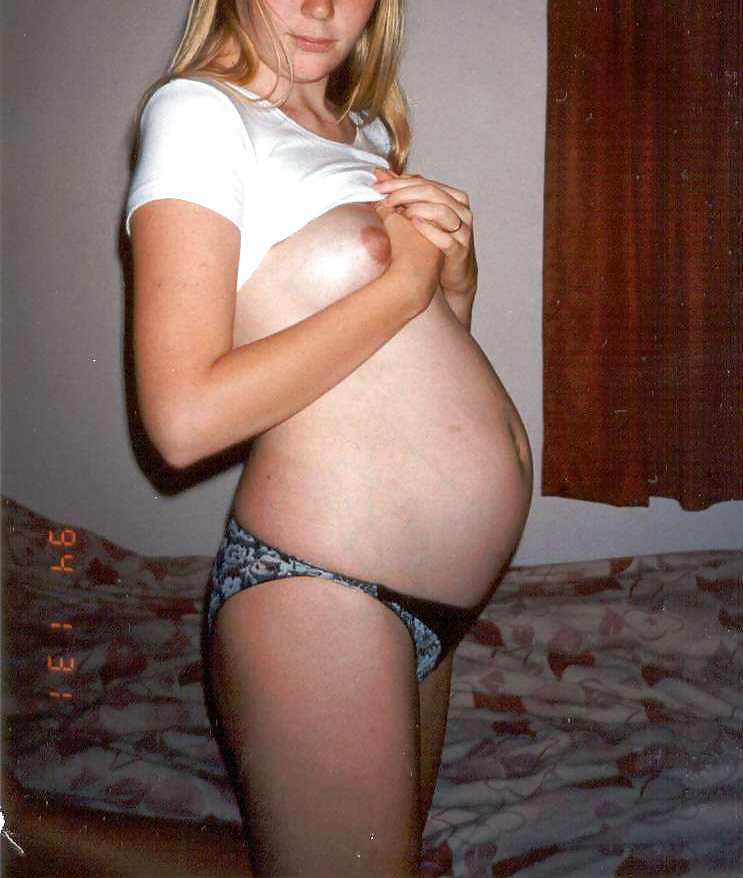 妊娠中の女性がランジェリーでセクシーに
 #21711638