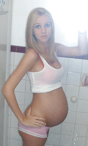 妊娠中の女性がランジェリーでセクシーに
 #21711646