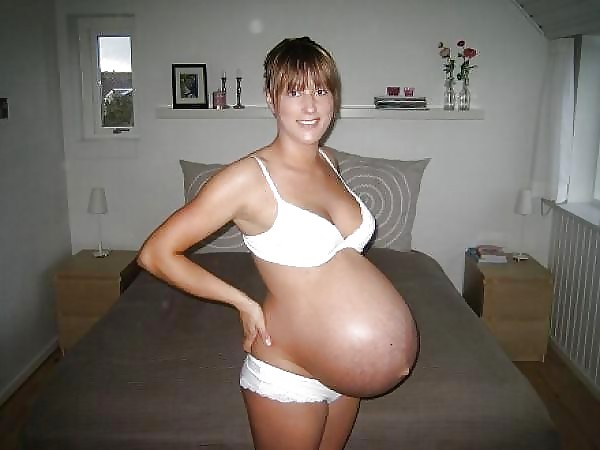 妊娠中の女性がランジェリーでセクシーに
 #21711651