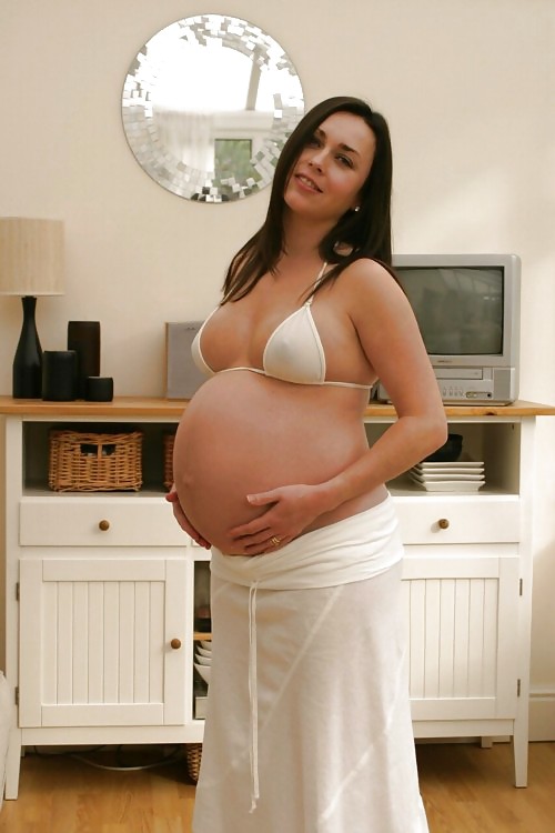 妊娠中の女性がランジェリーでセクシーに
 #21711681