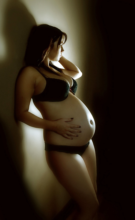 妊娠中の女性がランジェリーでセクシーに
 #21711727