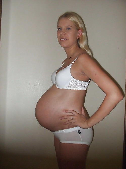 妊娠中の女性がランジェリーでセクシーに
 #21711749