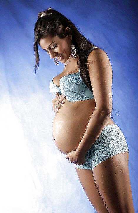 妊娠中の女性がランジェリーでセクシーに
 #21711787