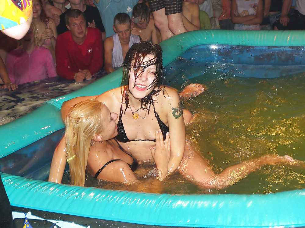 Chicas de fiesta 'peleando' en la piscina infantil
 #14096261