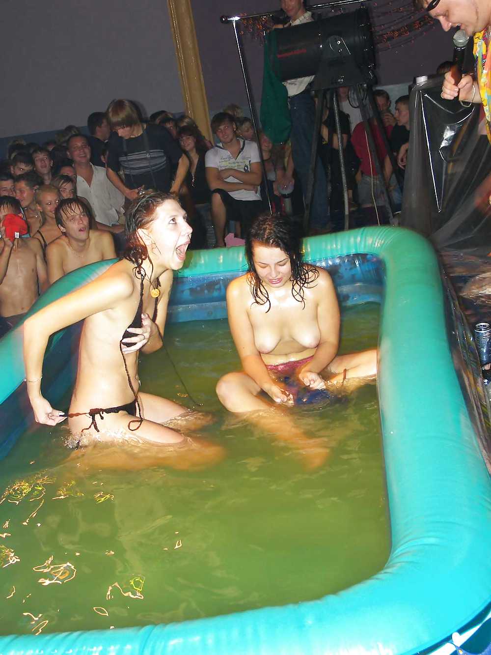 Chicas de fiesta 'peleando' en la piscina infantil
 #14096328