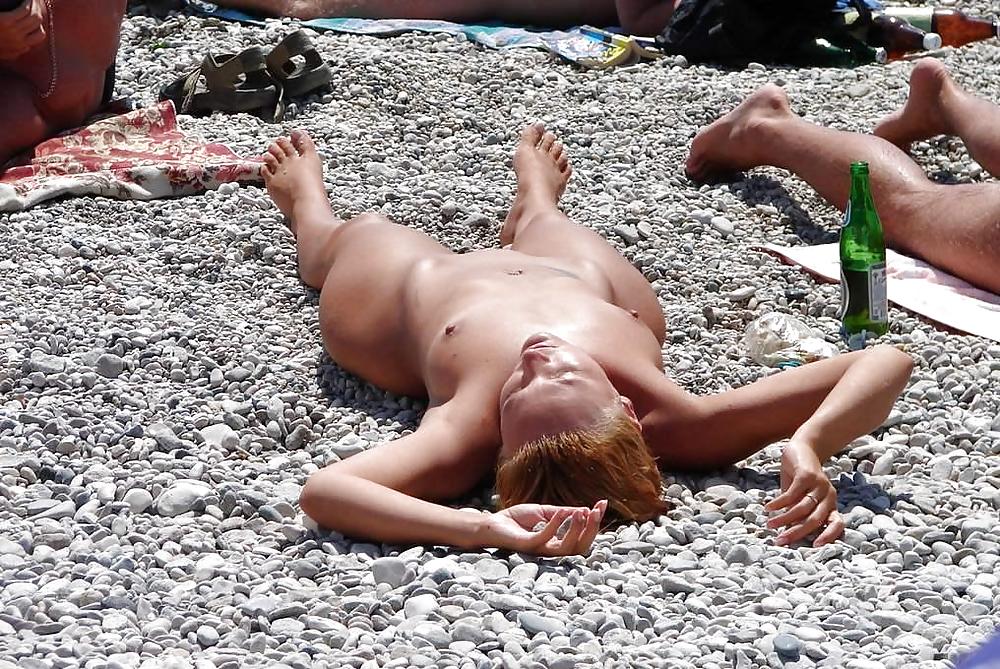 Jóvenes nudistas en la playa
 #504926
