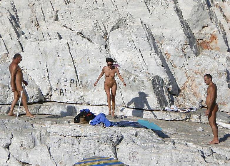 Jóvenes nudistas en la playa
 #504968
