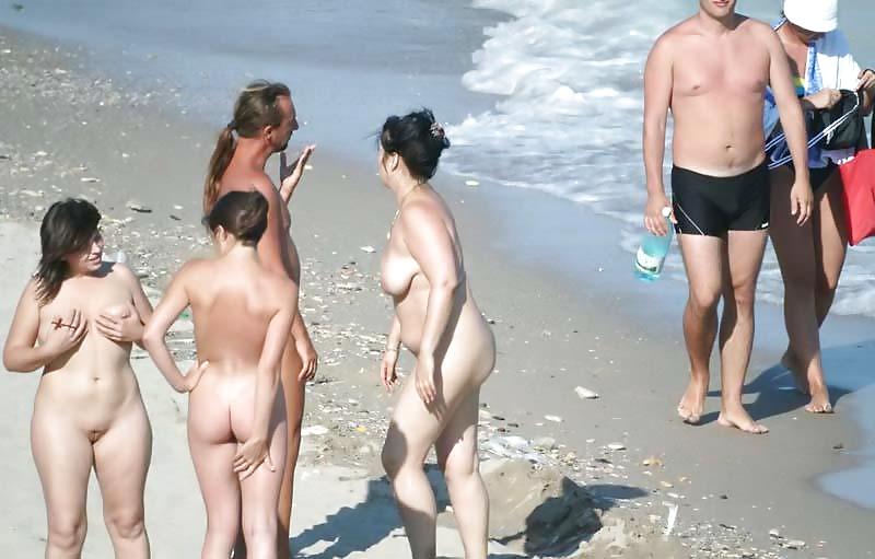 Jóvenes nudistas en la playa
 #504981