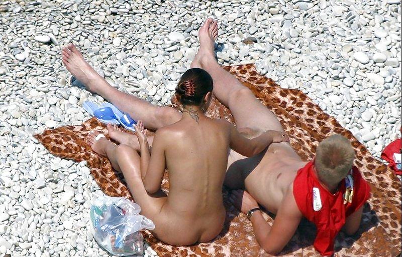 Jóvenes nudistas en la playa
 #505081