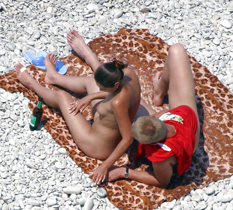 Jóvenes nudistas en la playa
 #505133