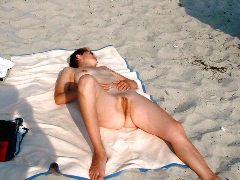 Jóvenes nudistas en la playa
 #505158