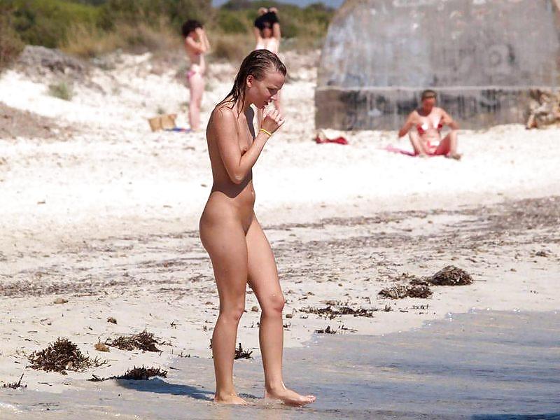 Jóvenes nudistas en la playa
 #505165
