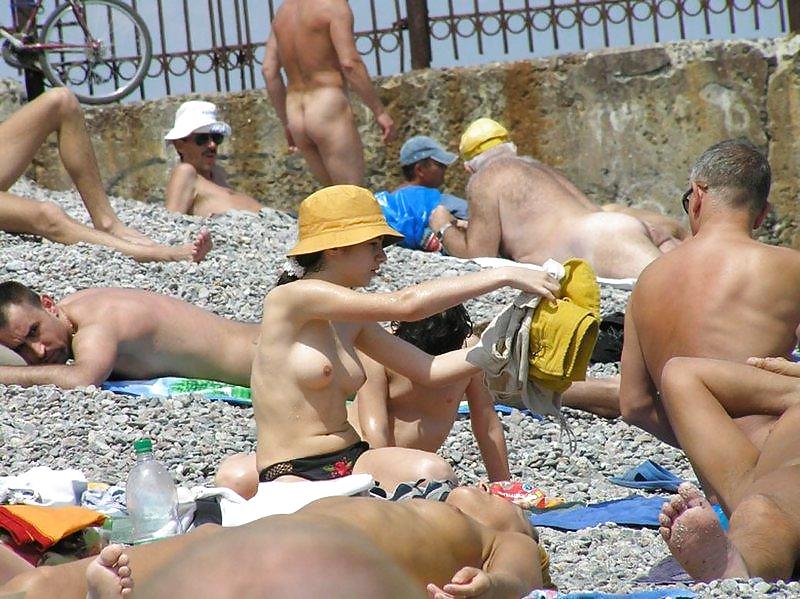 Jóvenes nudistas en la playa
 #505192