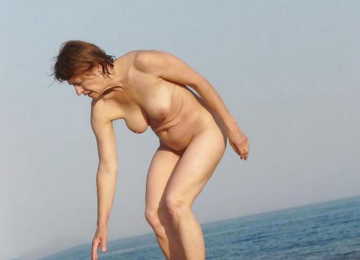 Jóvenes nudistas en la playa
 #505199