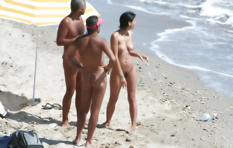 Jóvenes nudistas en la playa
 #505229