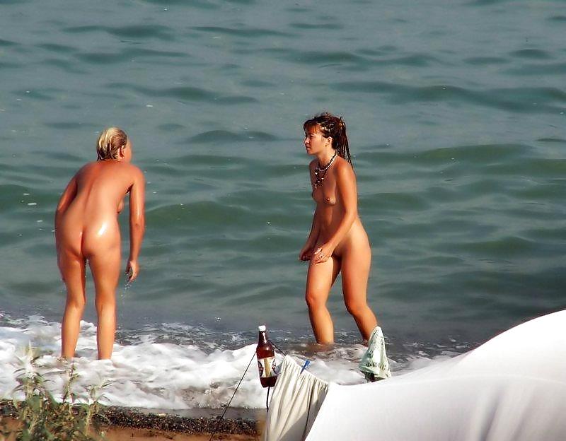 Jóvenes nudistas en la playa
 #505244