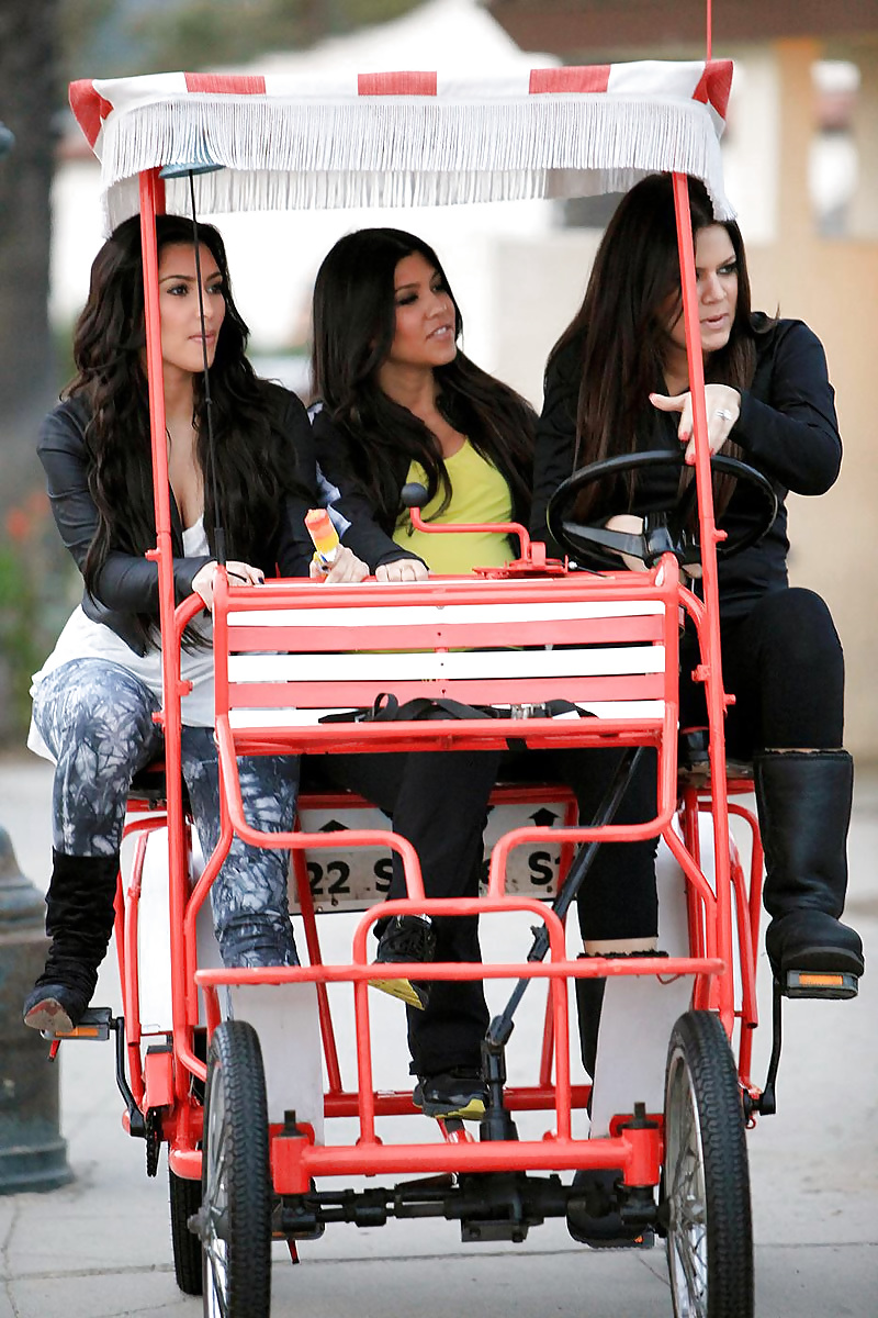 Kim Kardashian Downblouse Candids in Santa Barbara2 #3545071