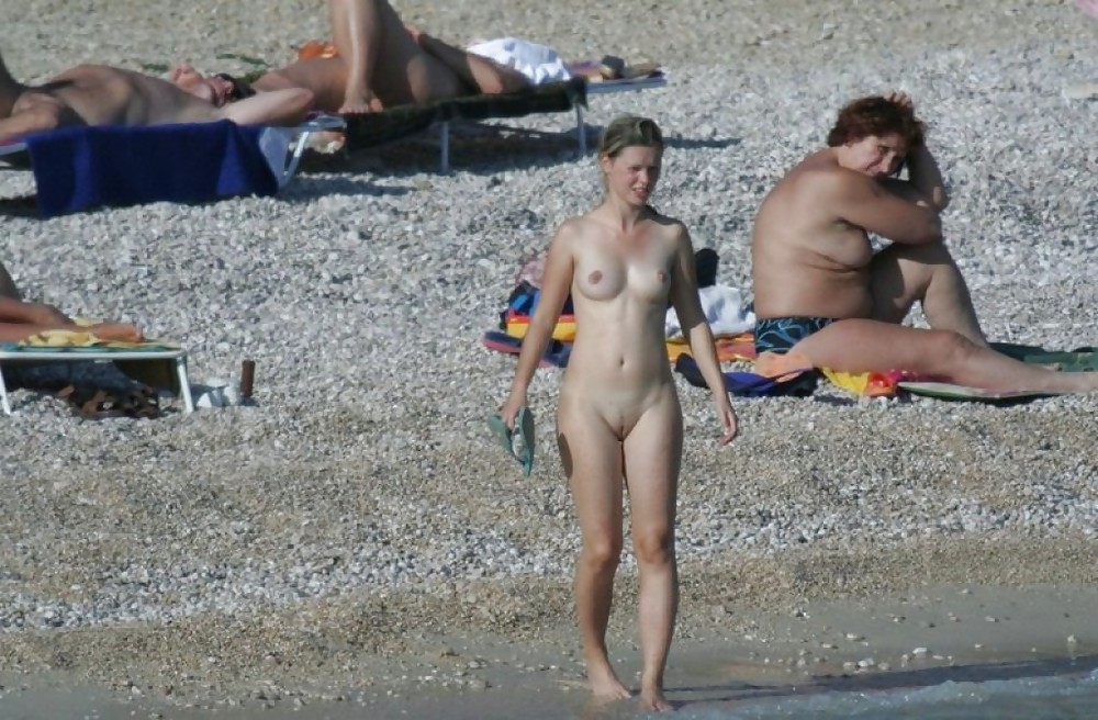 Jóvenes en la playa nudista
 #287391