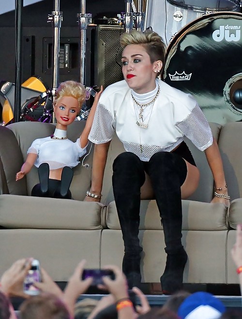 Miley Cyrus Auf Gma & Jimmy Kimmel Juni 2013 #22379075