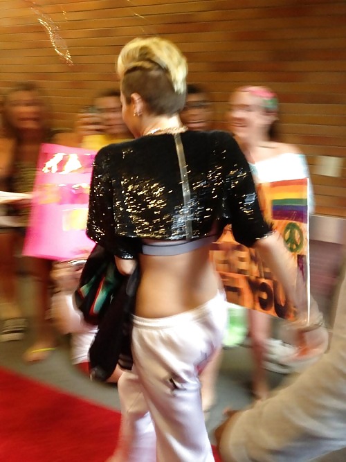 Miley Cyrus Auf Gma & Jimmy Kimmel Juni 2013 #22379144
