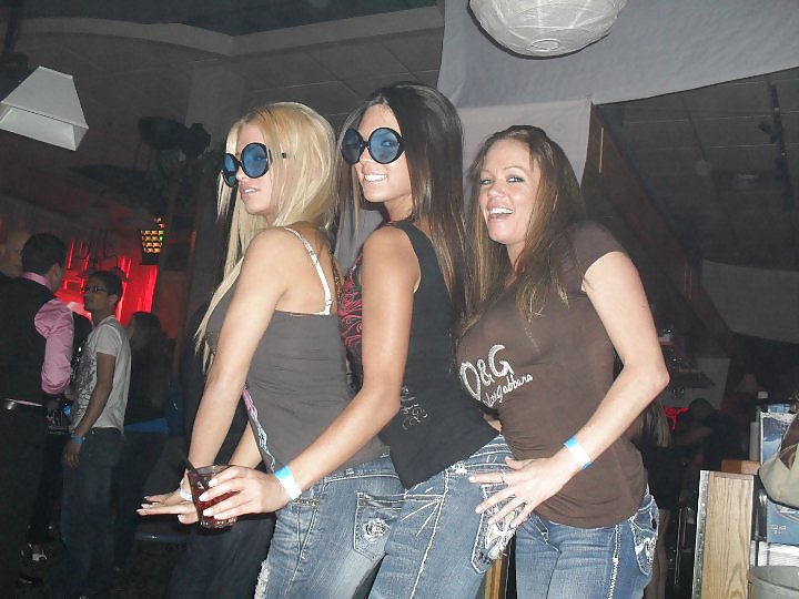 Hooters girl + Friends  #9663438