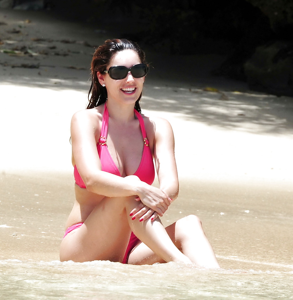 Kelly brook en bikini en la playa de barbados
 #2039547
