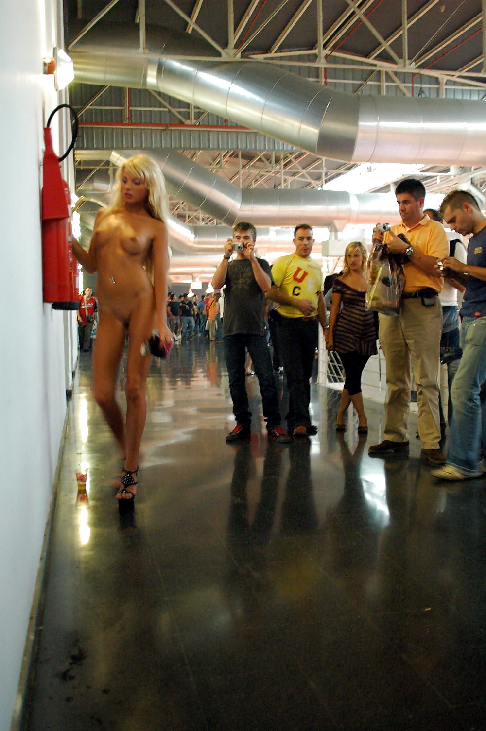 Ragazze nude in pubblico #2
 #17424315