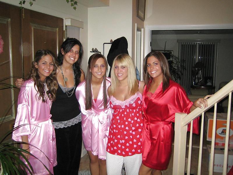 2 Oder Mehr Mädchen In Satin-Robe Oder Kimono #17133495