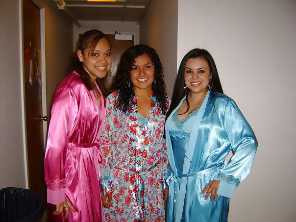 2 Oder Mehr Mädchen In Satin-Robe Oder Kimono #17133577