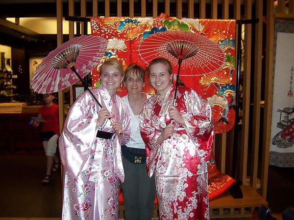 2 Oder Mehr Mädchen In Satin-Robe Oder Kimono #17133579