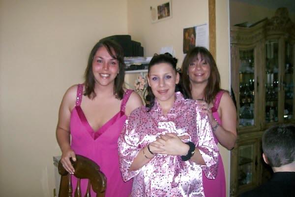 2 Oder Mehr Mädchen In Satin-Robe Oder Kimono #17133582