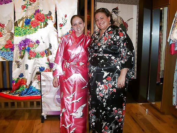 2 Oder Mehr Mädchen In Satin-Robe Oder Kimono #17133608