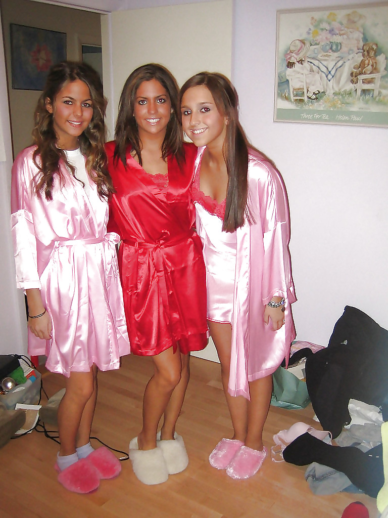 2 Oder Mehr Mädchen In Satin-Robe Oder Kimono #17133622