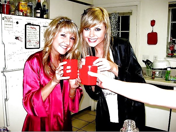 2 Oder Mehr Mädchen In Satin-Robe Oder Kimono #17133720