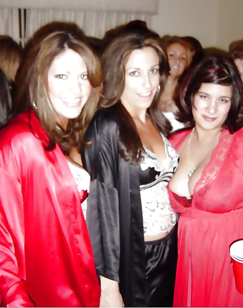 2 Oder Mehr Mädchen In Satin-Robe Oder Kimono #17133726