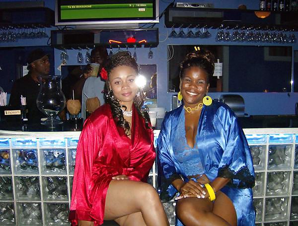 2 Oder Mehr Mädchen In Satin-Robe Oder Kimono #17133736